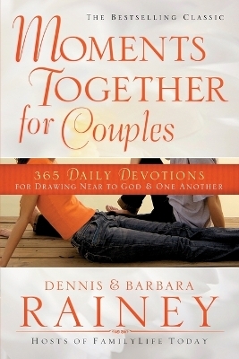 Moments Together for Couples – 365 Daily Devotions for Drawing Near to God & One Another - Dennis Rainey, Barbara Rainey