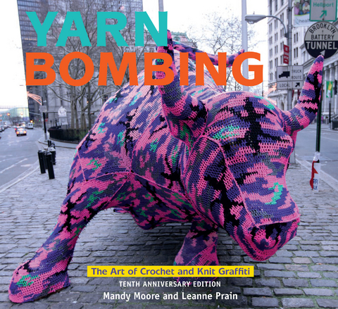 Yarn Bombing - Mandy Moore, Leanne Prain