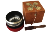 Geschenkset Doppeldorje mit schwarzer Klangschale (650 g) mit Ornamenten, Ring zum Aufstellen, Holz-/Lederklöppel
