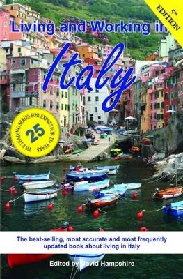 Living and working in Italy - Vv Aa