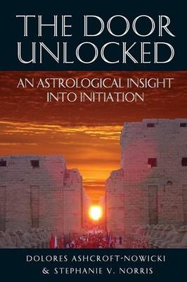 The Door Unlocked: An Astrological Insight into Initiation - Dolores Ashcroft-Nowicki, Stephanie V. Norris