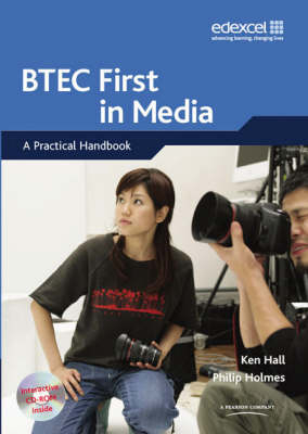 BTEC First in Media : Gratis Practical Handbook - Ken Hall, Philip Holmes